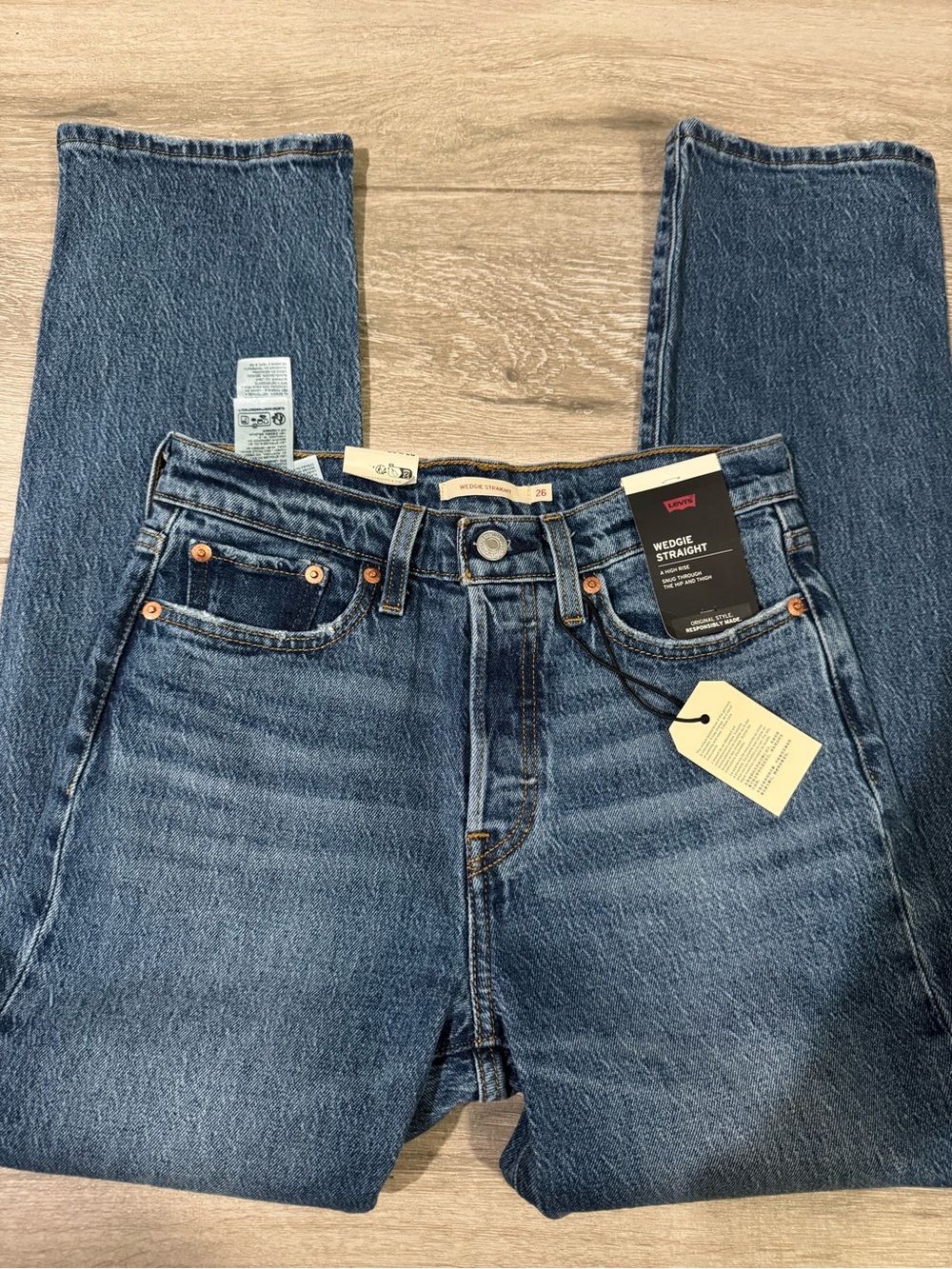Womens Levi’s Wedgie Straight 26’ - Picture 4 of 5